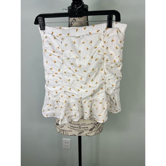 Hollister Ultra High Rise White and Sunflower Pattered Mini Skirt - Picture 2 of 8